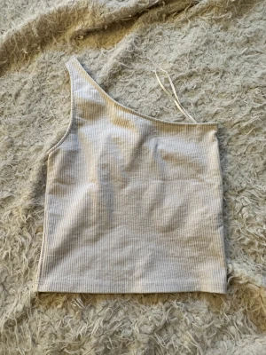 One shoulder  - One shoulder tröja vit ifrån Gina Tricot storlek xs 🤍