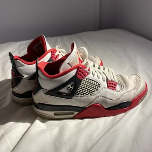 Jordan 4 fire red - Ett par äkta Jordan 4’s som är väl använda. Köpte retail från foot locker i gallerian några år sedan. Trasiga i skosnörefästet men inga problem med att faktiskt knyta dom. Notera skick.