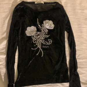 Tröja - Svart tröja med sammets tyg i mitten. Armarna är genomskinligt mesh tyg. Det står ingen storlek men skulle säga att den passar som xs-s.