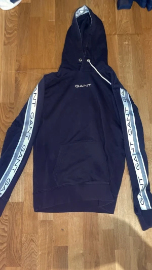 Gant kofta  - Fin gant kofta jättebra skicka förutom att snöret har fastnat i luvan men det går att fixa pris 300kr men kan diskuteras 