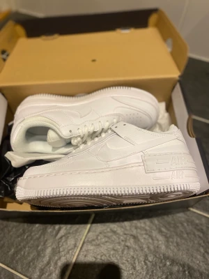 Airforce 1 air vita storlek 38 - Helt nya airforce one skor helt oanvända då jag tyvärr köpte fel storlek. Ligger kvar i sin förpackning.  Köpte för ca 1300, säljer för 990