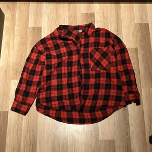 Rutig skjorta  - Använd fåtal gånger, inga defekter. 