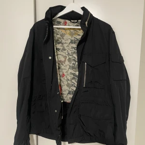 Jacka Zadig Voltaire - Hejsan, Säljer en jacka från Zadig Voltaire. Utmärkt skick och säljs endast då jag växt ur den! Den sitter någonstans mellan en medium och large. Bara att höra av er vid frågor!