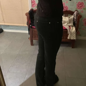 Mörkblå/svarta jeans - Säljer ett par mörkblå/svarta jeans med fina detaljer, kom privat vid eventuella frågor ❤️