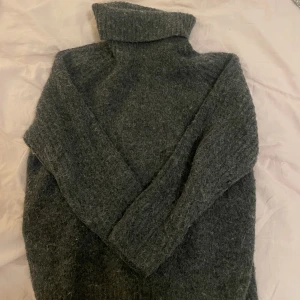 Stickad polotröja - Varm och skön stickad polo från Zara, köpt förra vintern och i fint skick! 