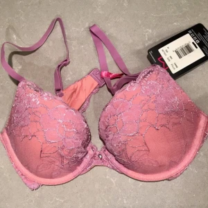 Bh - Nypris är 42$, den är helt oanvänd och den ät 34B och är plunge push-up. Bygeln är rätt så mjuk men dem sitter fortfarande på plats. Om du vill så kan du puttra eller fråga om flera bilder ^^