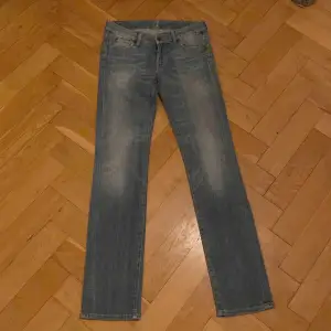 Säljer dessa low waist straight jeans pga att dem var för små för mig❤️ Köpa på Plick men i nyskick. Storlek: 25  Midjemått rakt över: 35 cm Innerbenslängd: 80 cm