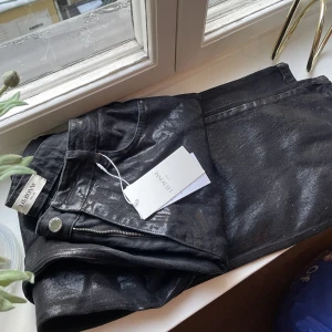 Lis Bonne atelier- The silver denim jeans black - Ursnygga och slutsålda byxor från Maja Nilsson Lindelöfs klädmärke lis bonne atelier. Storlek 38, men var för små för mig och eftersom det kostade att returnera så tänkte kika om någon här ville köpa istället😊  Prislappen kvar och såklart oanvända. 