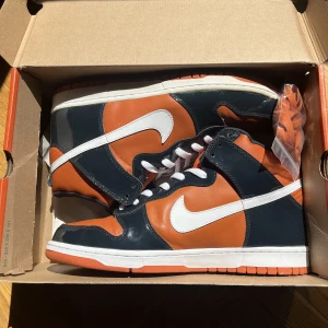 Nike Sb Dunk High - Nike Dunk High "Mesa Orange" (Jättesällsynta!) Släpptes 2003! Skick 9/10. Kommer med OG Box! Skriv ett meddelande om du har fler frågor.