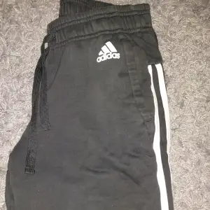 Svarta mjukisbyxor från Adidas 