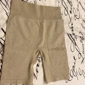 Tränings shorts/cykelshorts - Väldigt bekväma cykelshorts, lite tajta för mig därför säljer jag dom!kontakta för mer information eller om du vill ändra på priset☺️