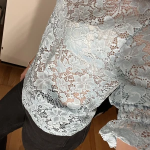 Blus - Blå blus. Köpt second hand för 199kr. Använd en gång.