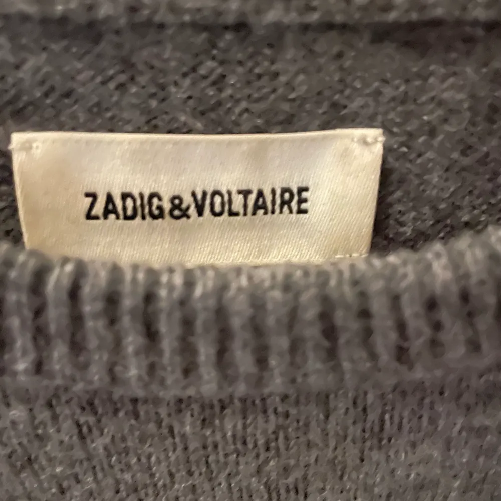 Säljer denna super fina Zadig tröja då jag tyvärr inte får användning av den. Super bra skick, som ny och knappt använd💓. Tröjor & Koftor.