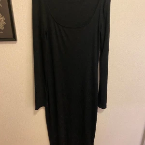 Svart långklänning - Svart långklänning med lång ärm, ribbat material! Aldrig använd då den är för stor för mig. Storlek M. Finns på andra sidor också 🥰