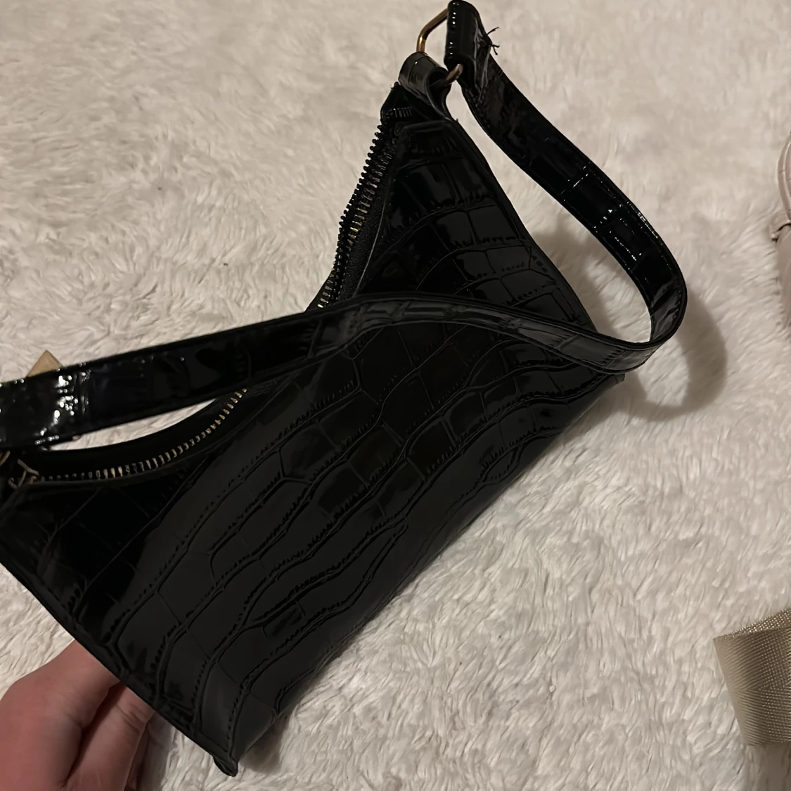 Svart väska med guld dragkedja  - 90