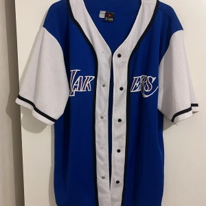 Lakers  - Blivit trött på den, som ni ser så saknas två av knapparna. Men det kan man enkelt fixa 