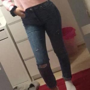 Jeans - Säljer nu mina jeans inköpta från H&M. Storlek S. Använda Max 2 gånger så de är i nyskick! 