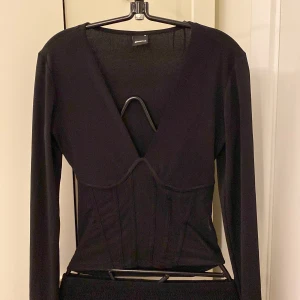 Svart festlig tröja - Väldigt fin svart tröja från gina i strlk M