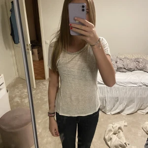 Tshirt  - Fin, lite genomskinlig Tshirt med glitterdetalj runt halsen❤️‍🔥 från Massimo dutti 