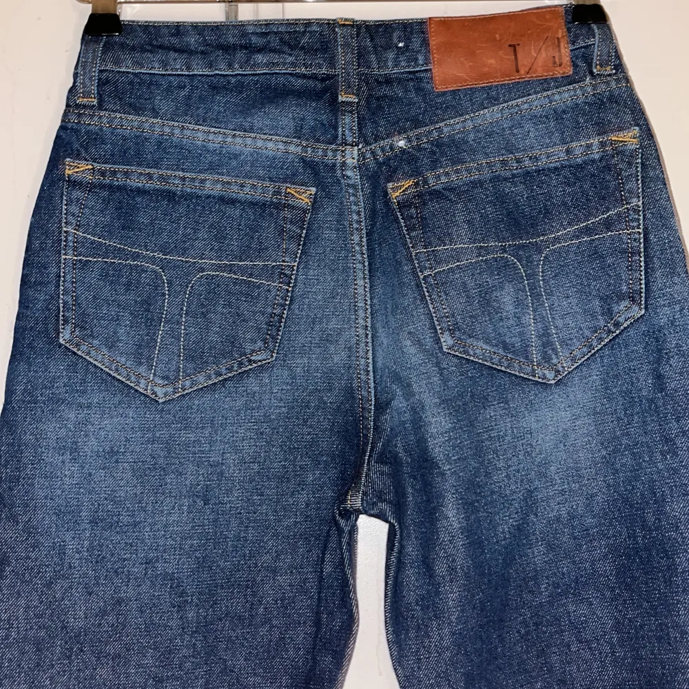 Säljer dessa coola jeans från Tiger of Sweden som är bootcut och lågmidjade i denna super snygga mörkblåa färgen. Priset går att diskuteras ❣️ Den är i xs och lite korta på mig som är 170. Jeans & Byxor.