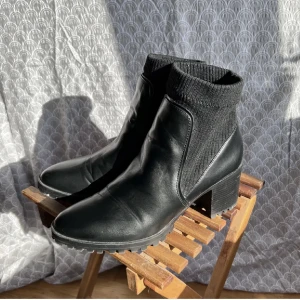 Boots från Zara i strl 39 - Ett par skitsnygga boots från Zara i strl 39. Supersköna att gå i! Fint skick! 
