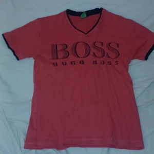 Hugo Boss tröja - Den här hugo boss tröjan är för liten men i väldigt bra skick. 