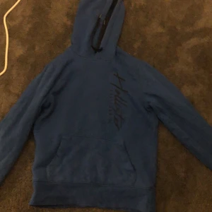 Holister hoodie - Säljer eftersom att jag säljer eftersom att.jag inte använder längre har inte använts många gånger och är i bra sjik 