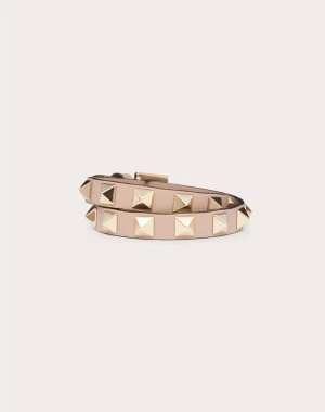Valentino rockstud armband - Säljer mitt dubbla Valentino Rockstud Bracelet i färgen poudre. Köptes ny för ca 4500 kr och den är i väldigt fint skick💗