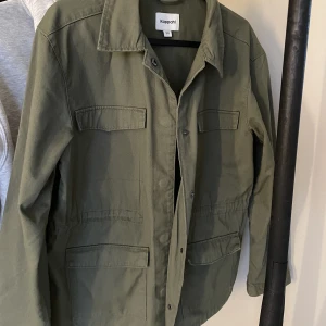 Militärgrön jacka  - Skit cool och snygg militärgrön jacka. Använd max 3 gånger. Storlek 170 men passar någon som brukar ha XS eller S