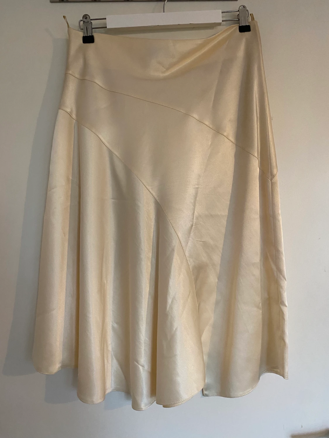 Fin medelång satinkjol - 90