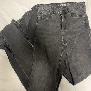 Bootcut jeans - Gråa bootcut jeans med slits. Bra skick. Sitter bra men något korta på mig som har xs-s och är 173cm lång. 