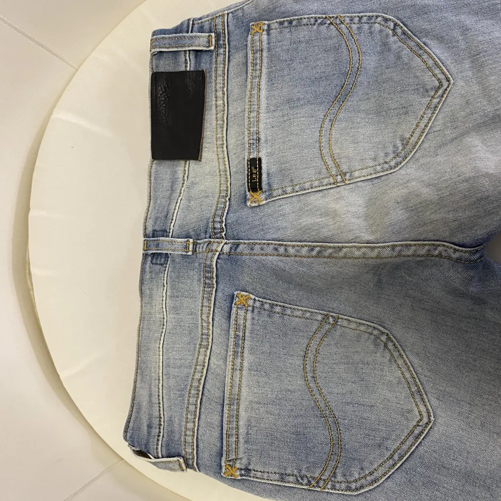 Säljer dessa super fina lågmidjade lee jeans (nyskick). Jeans & Byxor.