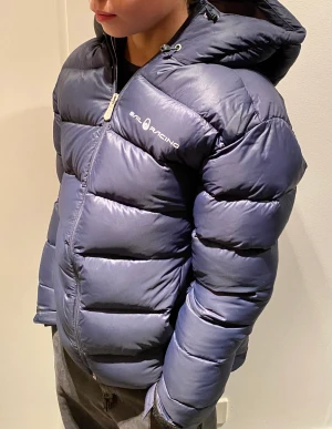 Sail Racing gravity down - Säljer min jacka eftersom jag har vuxit ur den. Nypriset ligger på 4000 kronor och jackan har använts en vinter. Passade mig som bäst när jag var 175 centimeter lång. Skicket är 10/10, finns inga tecken på användning. Vid frågor eller bilder skriv gärna. 