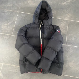 Barn jacka  - Tommy hilfiger barn jacka pojk . Storlek 152 är i väldigt bra skick säljes för 800