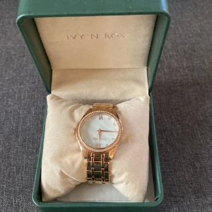 Klocka  - Super snygg klocka, ej använd 