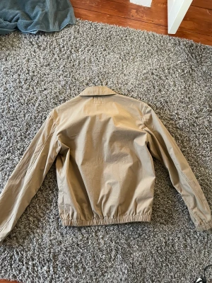 Polo Raplph Lauren Jacka - Helt äkta, köpt 2021 men knappt använd. Inga konstigheter köpt för 2300kr. Den är storlek S men jag brukar ha M men den passar mig ändå. 