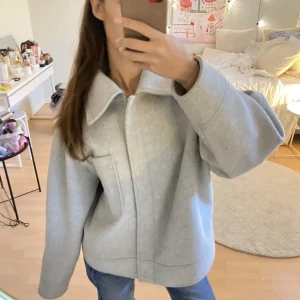 Vinterkappa - Lånade bilder Vinterjacka som jag knappt använt i stl S! Skriv för mer frågor eller bilder💕