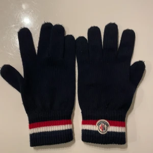 Moncler Guanti Tricot handskar - Äkta vinterhandskar size L Knappt använda, ej kvitto Nypris: 2277kr    Pris går att diskuteras 