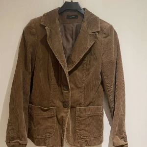 Jacka i manchester tyg - Jacka i brunt manchester tyg. Bra kvalité! 