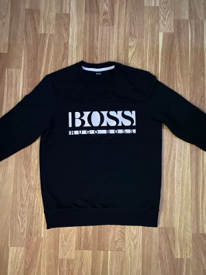 Hugo boss crewneck - Den är näst in till oanvänd, därpå helt fel fri. Riktigt skönt material 
