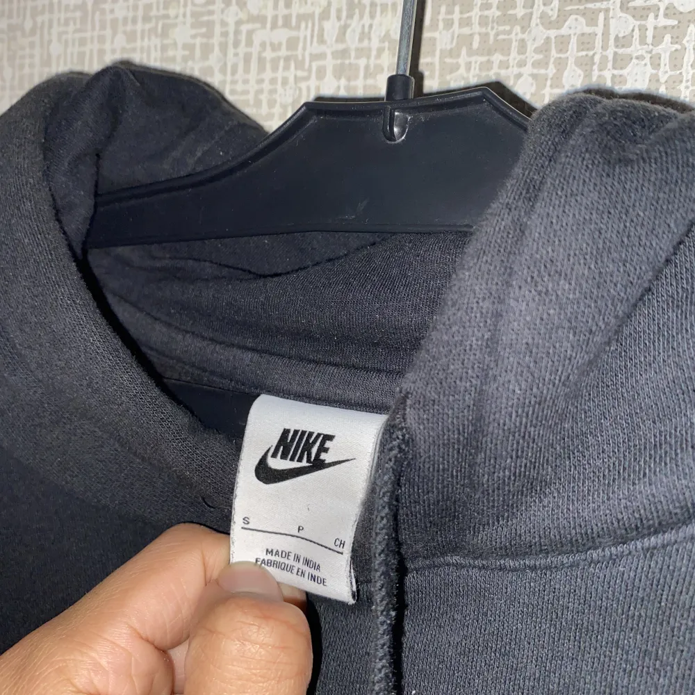 Gammal Nike hoodie som inte används längre. . Hoodies.