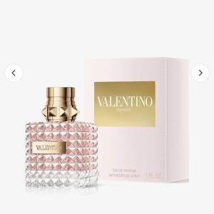Valentino Donna parfym, 50 ml. Använd fåtal gånger, säljer då det inte är min doft ❣️❣️