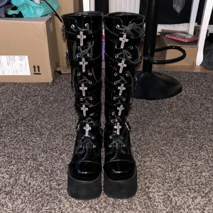 Angelic Imprint kors platå skor  - Själjer dessa skor för jag aldrig använt dom pga att de va för små för mig, har använts ca 2 gånger. Skorna når precis up till under knäna och är ca. 9cm höga på hälen. Skriv om ni har några funderingar🫶🏽ordinarie pris: 3900