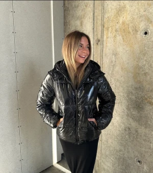 Vinter Jacka glansig svart - Jätte fin jacka ifrån Nelly. Super populär. Nypris 800+frakt. Nyskick använd fåtal gånger. Storlek XXS men sitter som S