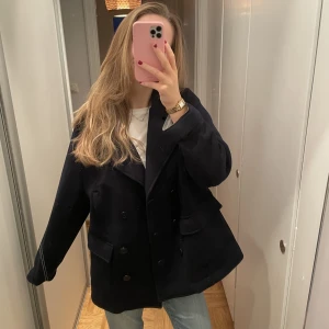 Mörkblå kappa - Mörkblå kappa från Ulla Popken som passar till hösten och vintern, nypris 1199kr
