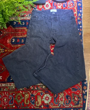 Bootcut jeans Calvin Klein - Coola svarta bootcutjeans från Calvin Klein. I bra skick men något urtvättade. Strl 30