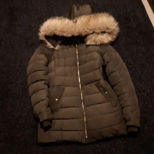 Zara vinter jacka  - Använde denna när jag var lite mindre och är nu för liten. Köpte för 700 säljer för 250kr