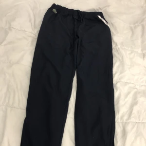 Lacoste byxor - Knappt använda ny pris 1299 kr säljer för endast 199 kr