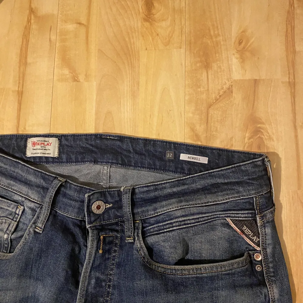 Säljer ett par replay jeans i gott skick! Storlek 32/32 hör av er med frågor eller funderingar😄 Nypris-1300kr. Jeans & Byxor.