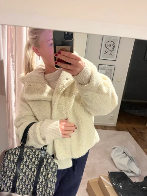 Teddyjacka  - Teddyjacka som är super varm och skön till vintern. Den är som nu endast använd 1 gång. Nypris 599kr